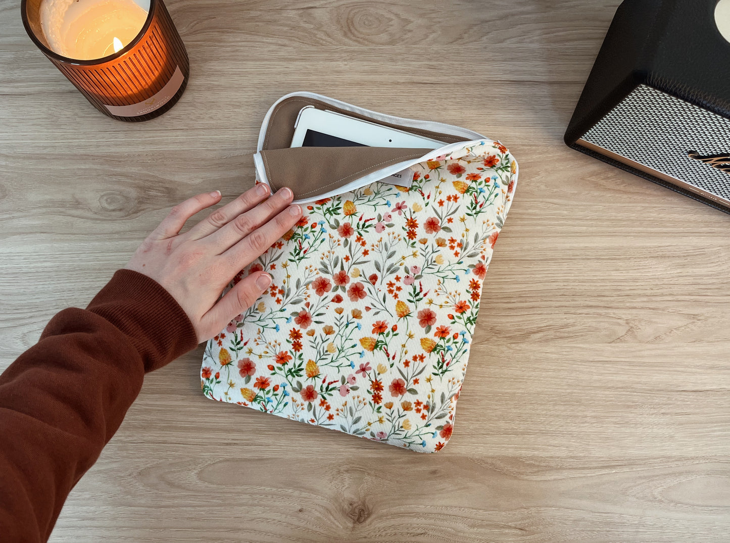 Housse de tablette 10-11 pouces - « Fleurs côtelés »